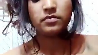 Garotas Indianas Ficam Excitadas E Excitadas Neste Vídeo Intenso