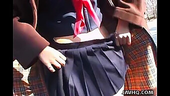 Adolescente Japonesa Com Seios Pequenos Recebe Sexo Oral E Ao Ar Livre.