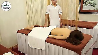 Lesbiennes Asiatiques Amateurs Profitent D'Un Massage Corporel